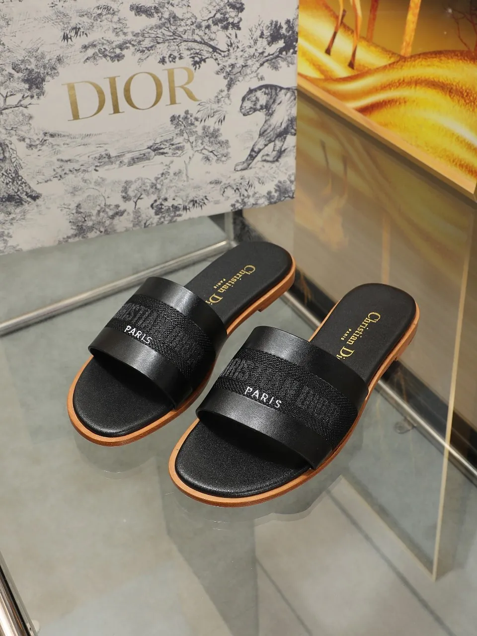 👟👟Ex-factory price 340👟👟 Dior flat slippers, leather upper with electric embroidery weaving, embroidered letters, and sheepskin lining. Leather outsole, size: 35-42